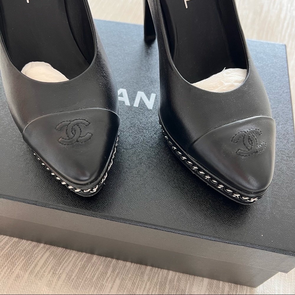 Chanel Black Lambskin Pumps size 38.5